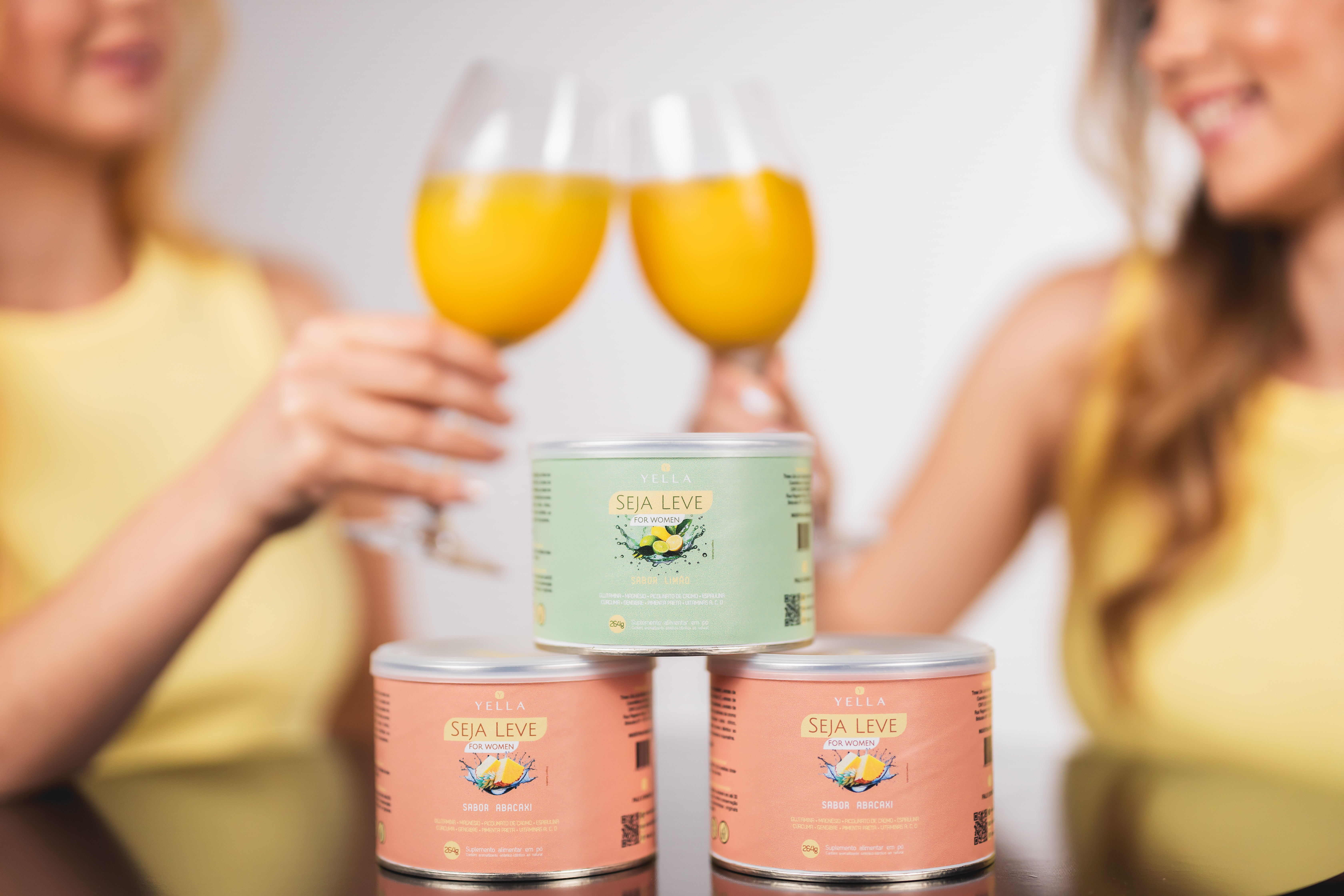 Latas com copos de suco